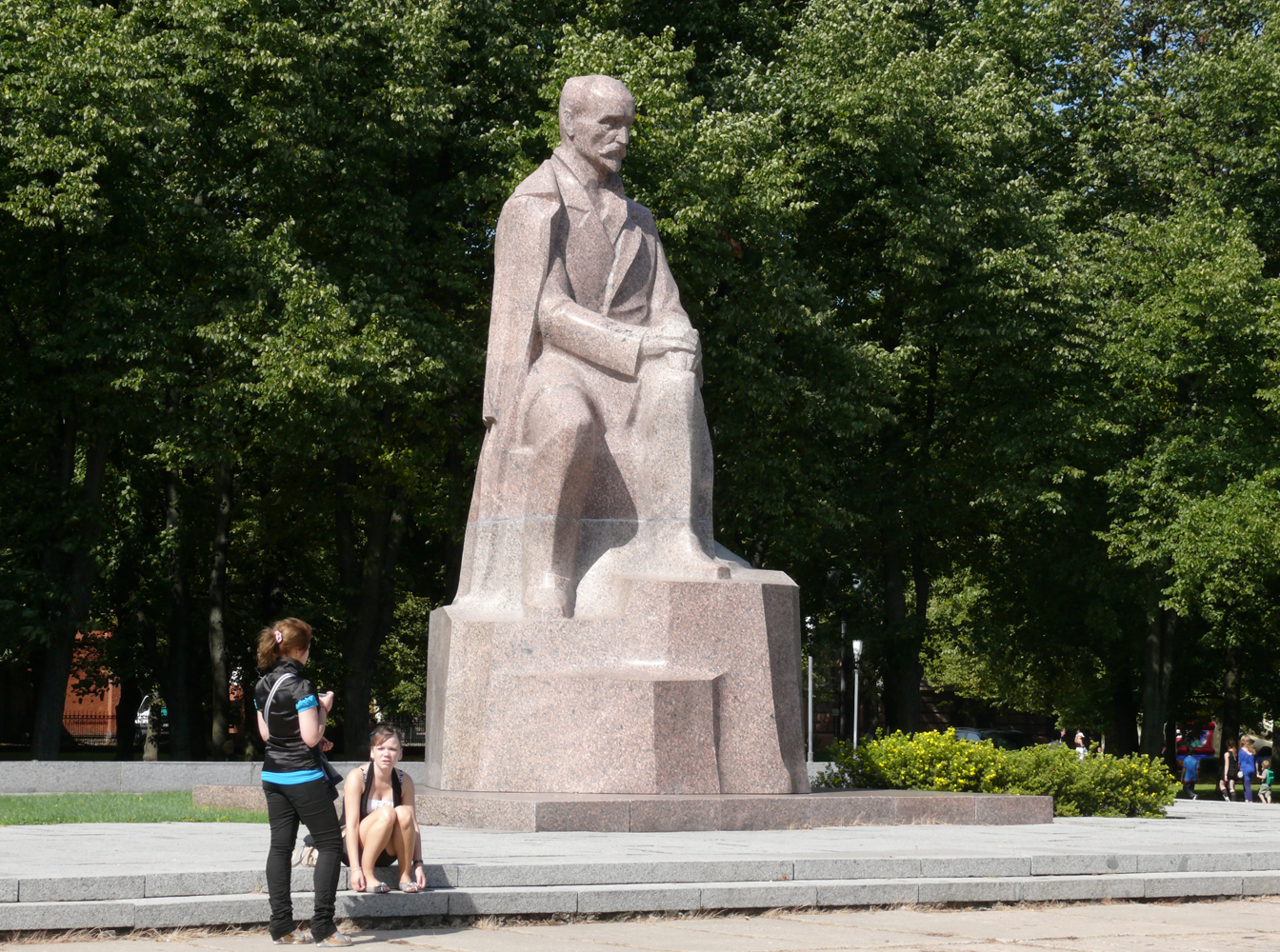 Rainis_monument_Esplanade_Riga.JPG