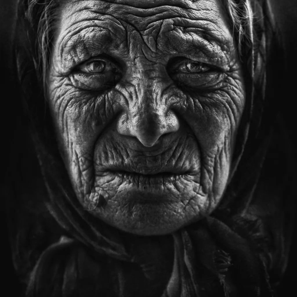 Жила лицо. Старуха Изергиль. Портрет старухи Изергиль. Lee Jeffries face. Портрет старушки.